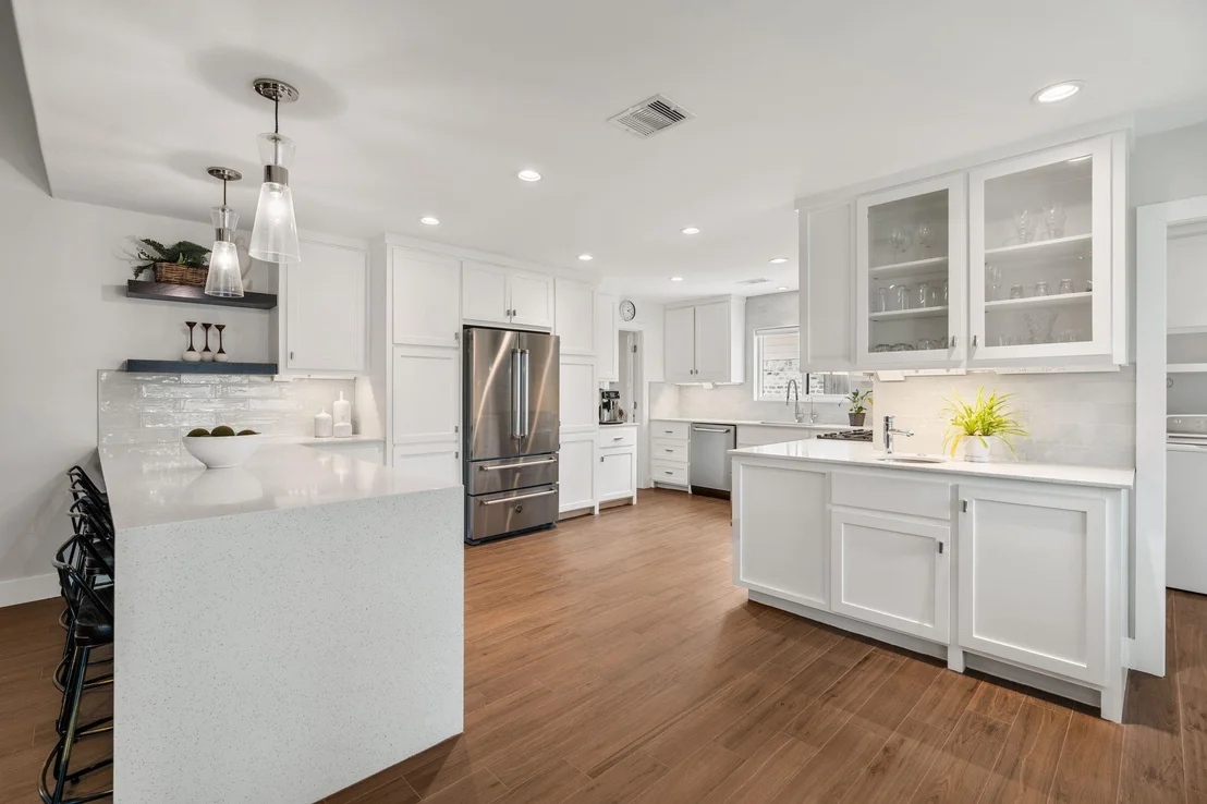 Photo of 842 W Forest Drive