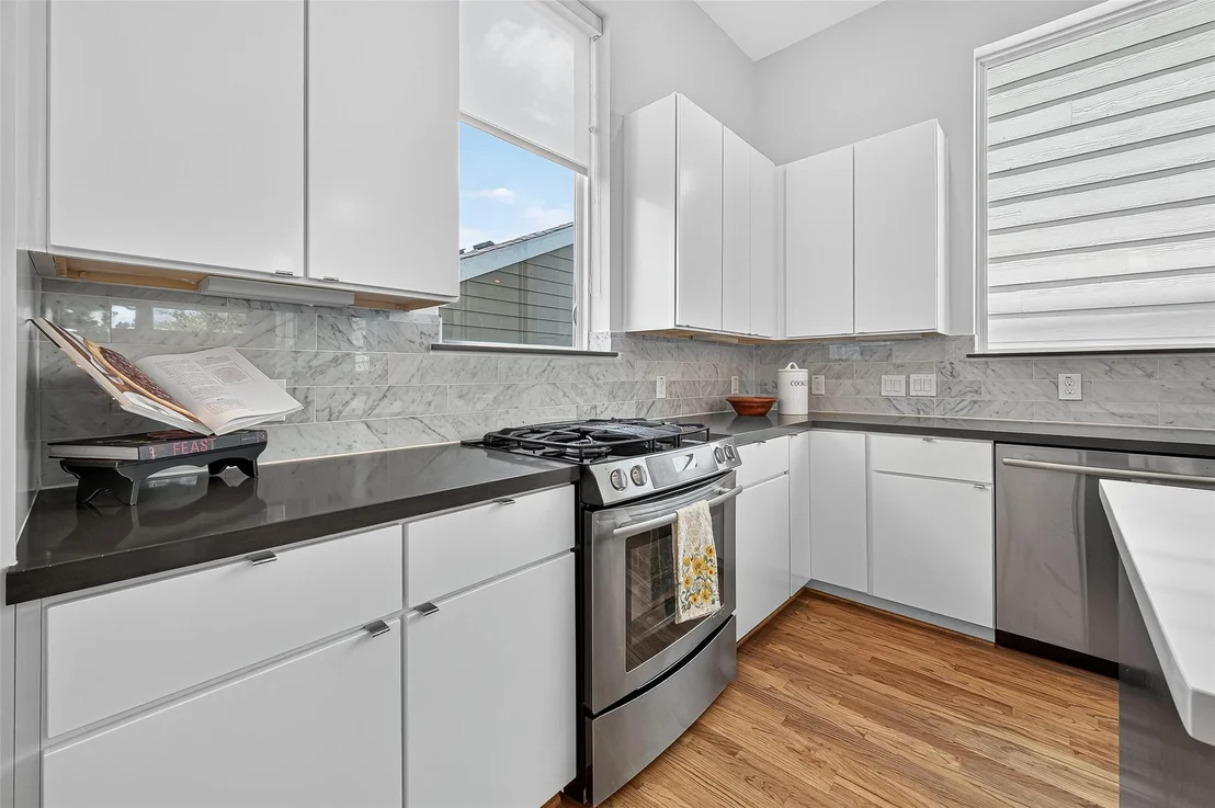 Photo of Unit B at 1205 Jackson Boulevard