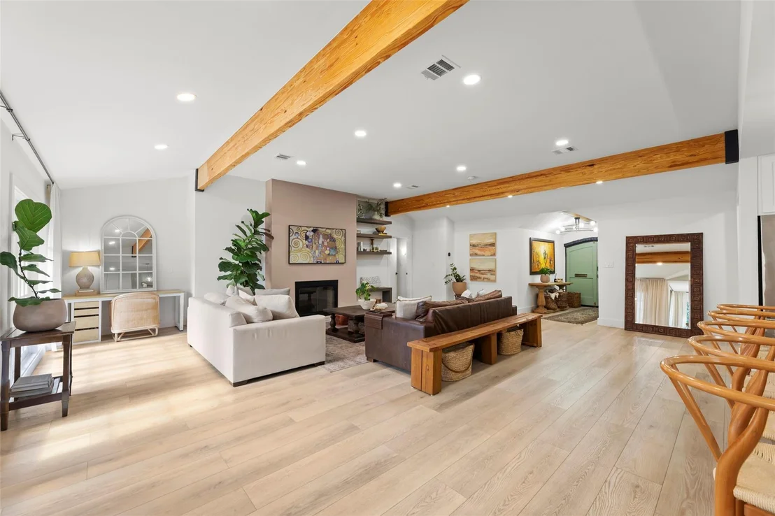 Photo of 802 N Wilcrest Drive