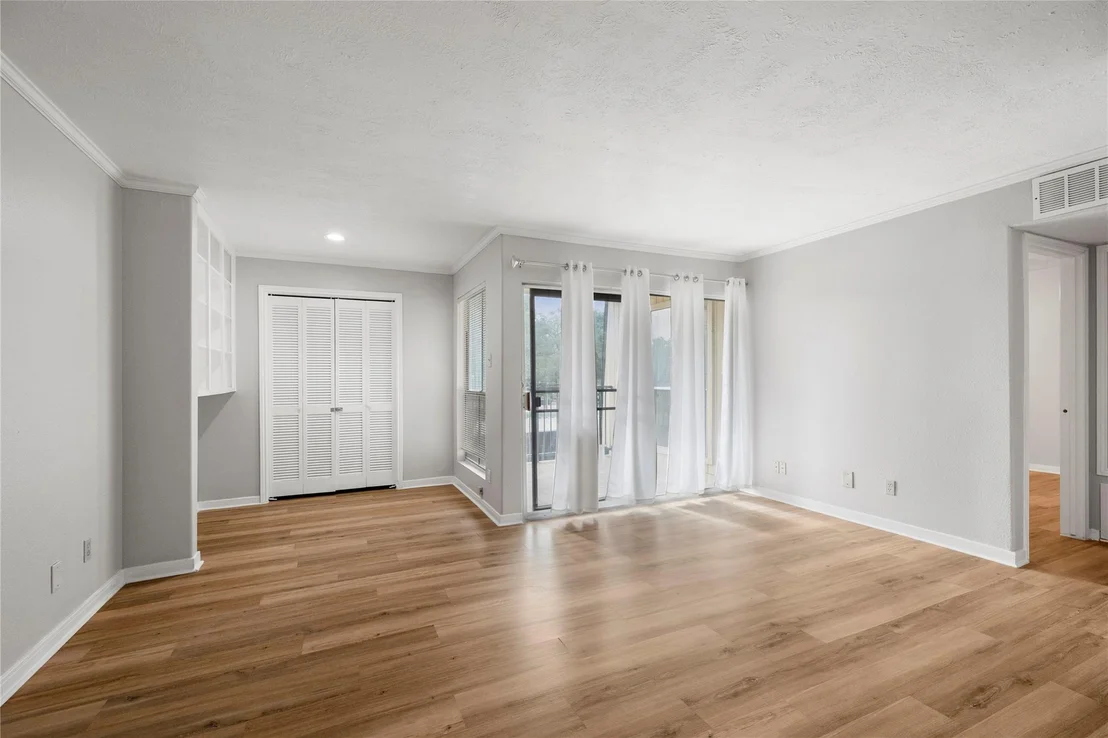 Photo of Unit 75 at 800 Post Oak Boulevard