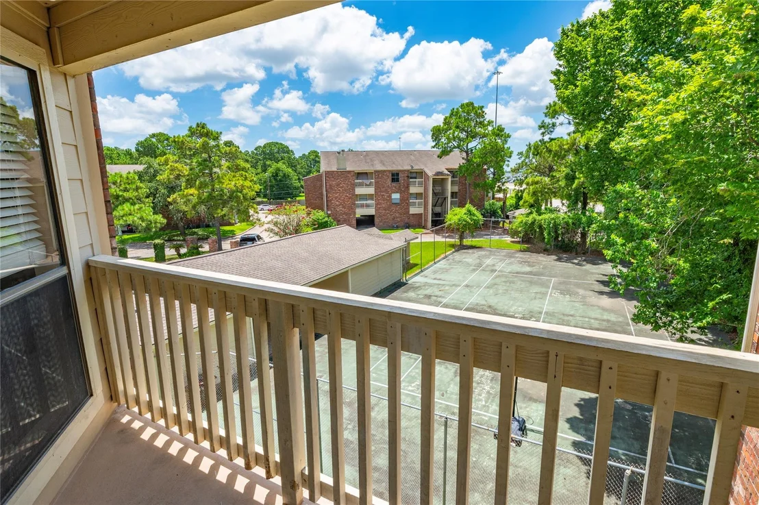 Photo of Unit 6A at 2501 Gulf Freeway