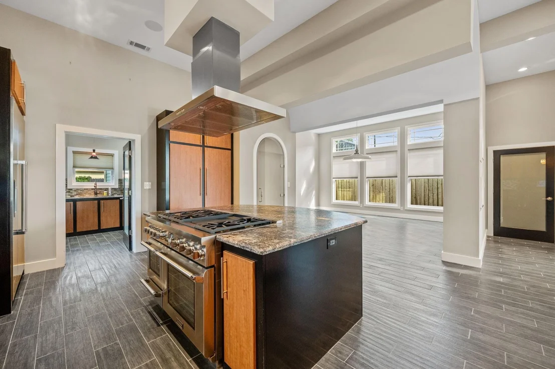 Photo of 2120 White Oak Drive