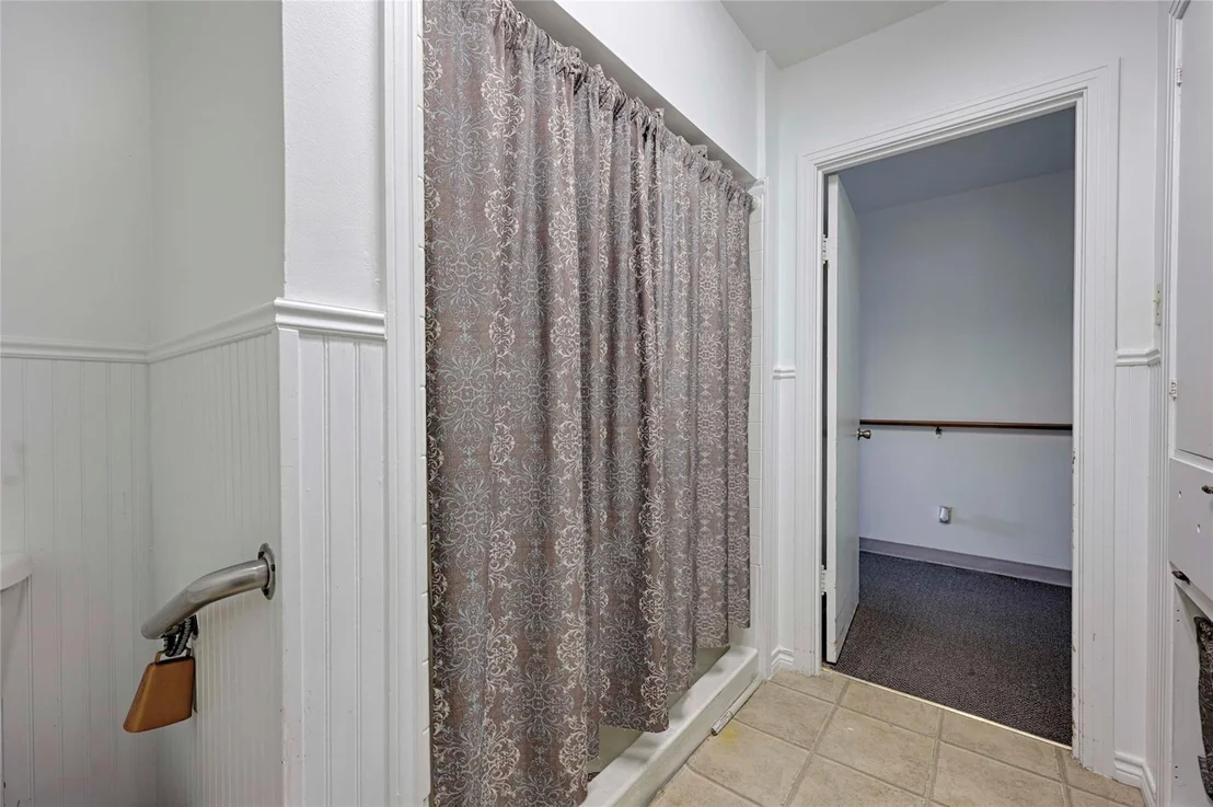 Photo of 122 Ave E