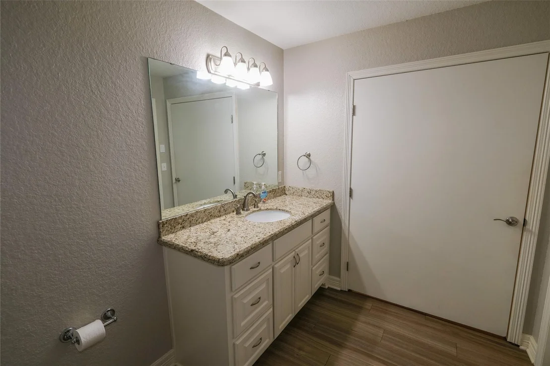 Photo of 915 Live Oak Drive