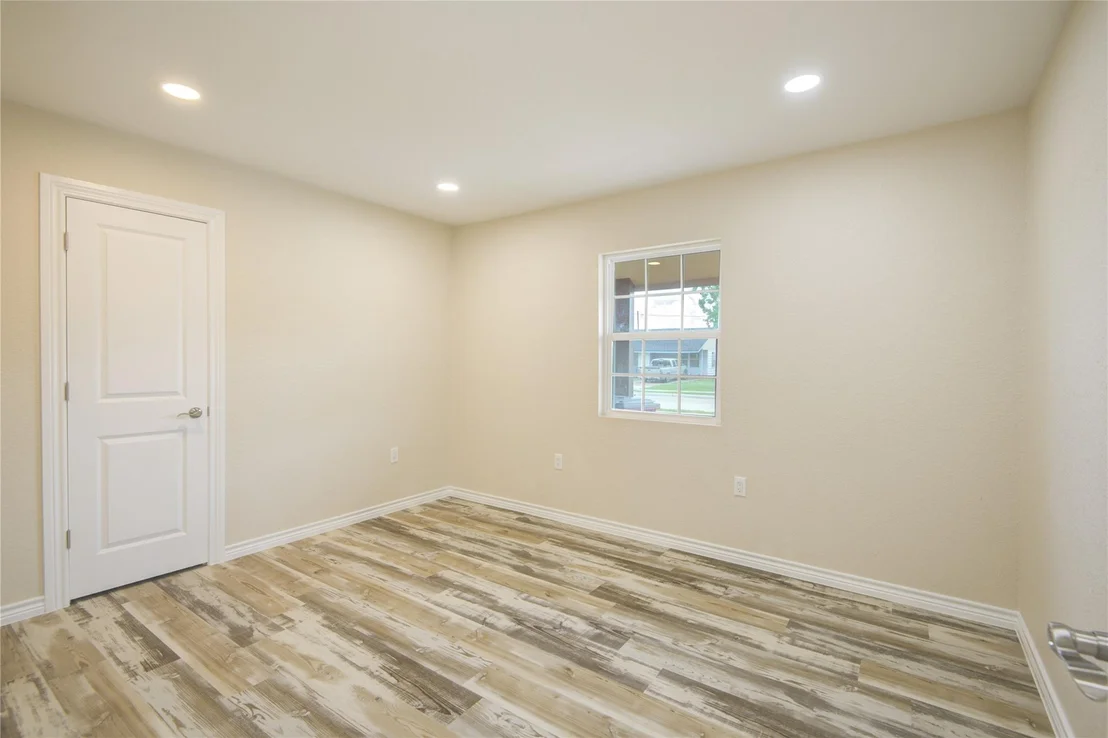 Photo of 826 W 12th Street