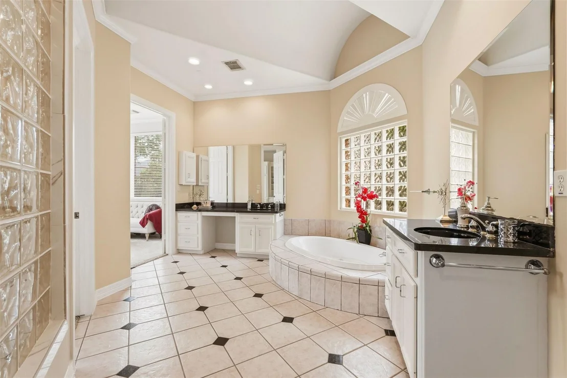 Photo of 5002 Regency Drive