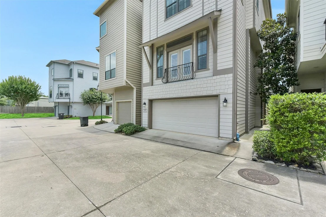 Photo of 905 Garden Oaks Trace