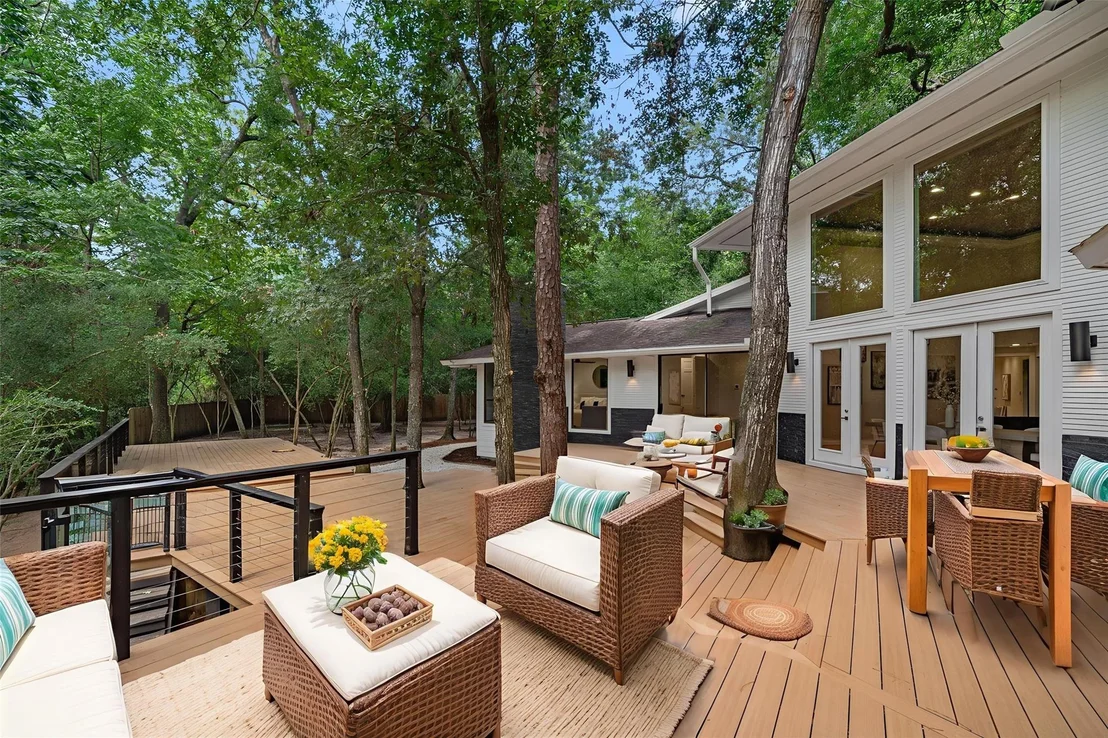 Photo of 102 Lakeside Oaks Drive