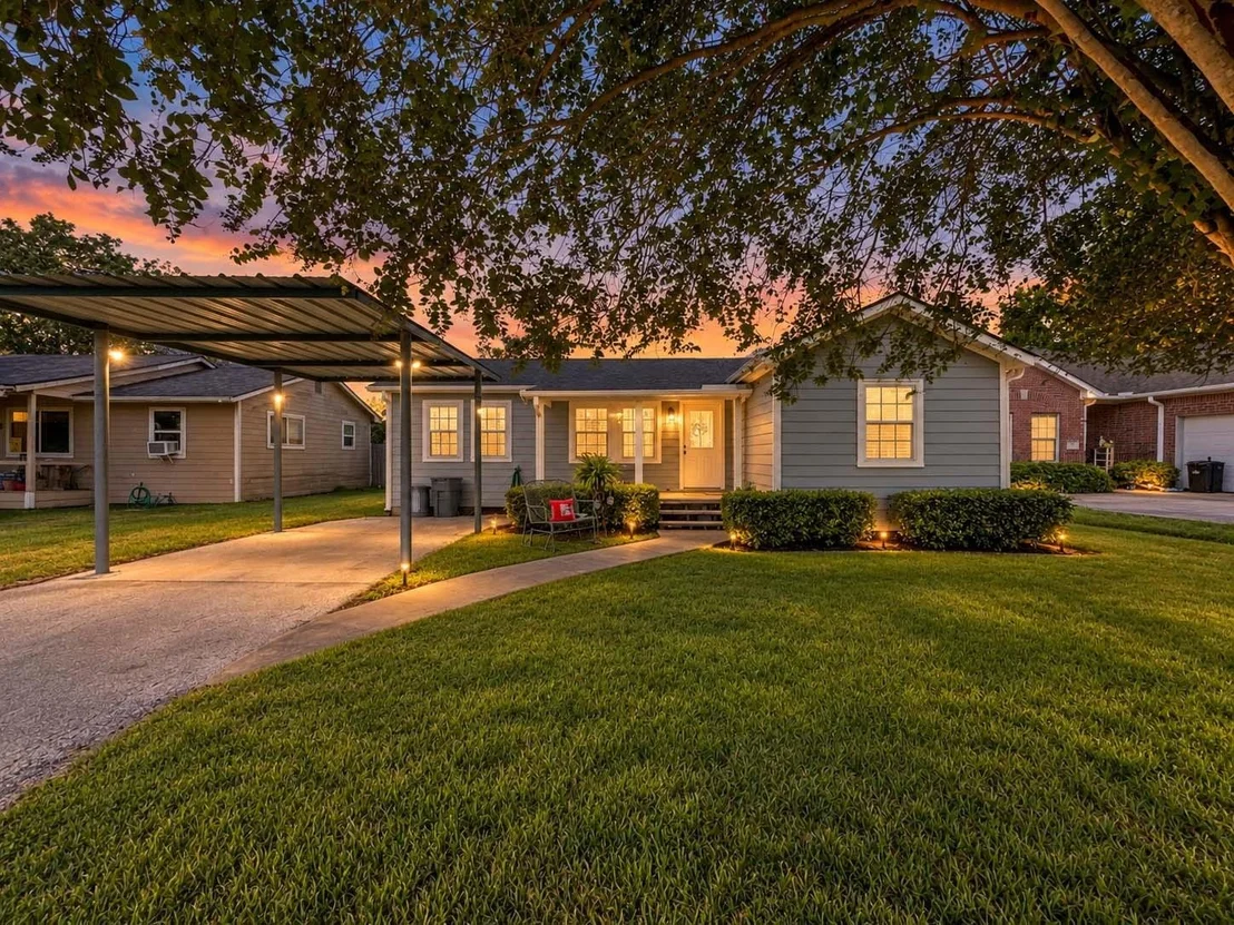 Photo of 828 Robinson Road