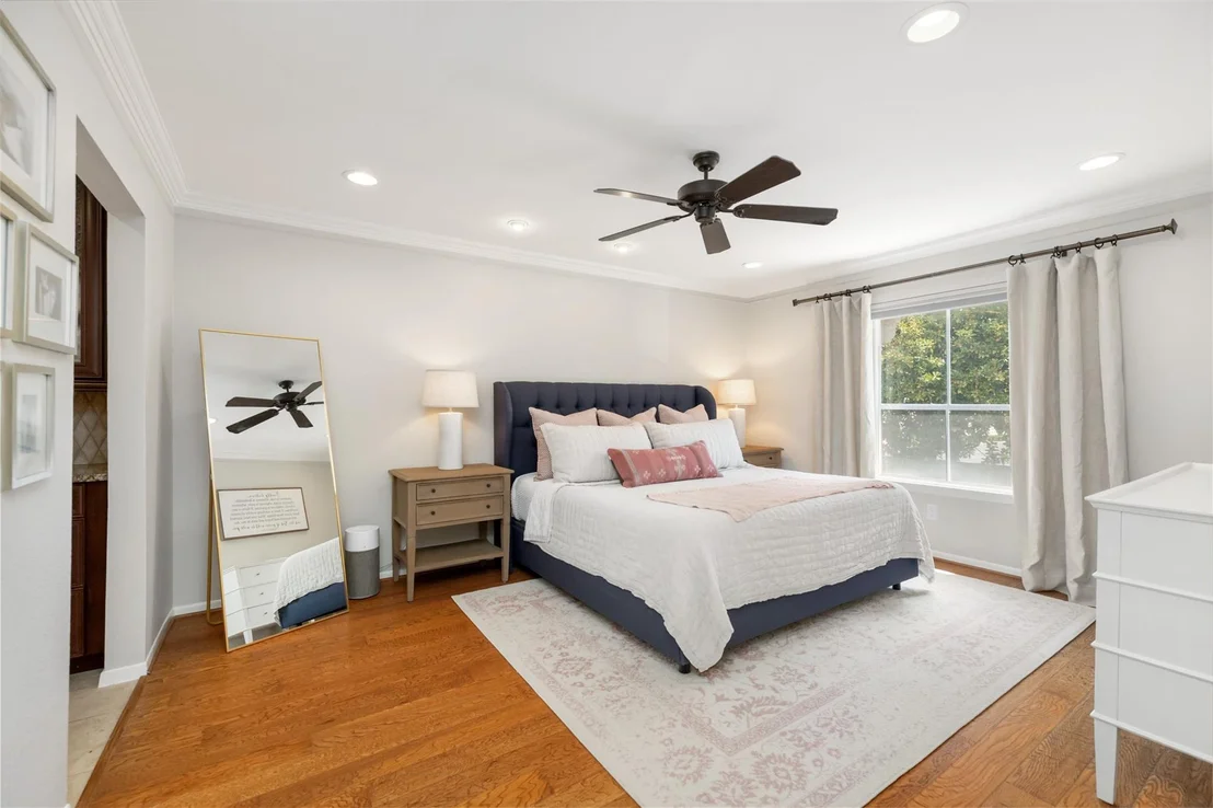 Photo of Unit 112 at 7575 Katy Freeway