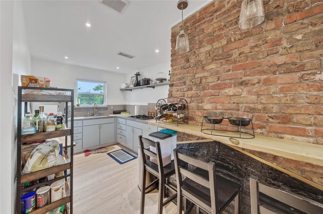 Photo of 1030 Chantilly Lane