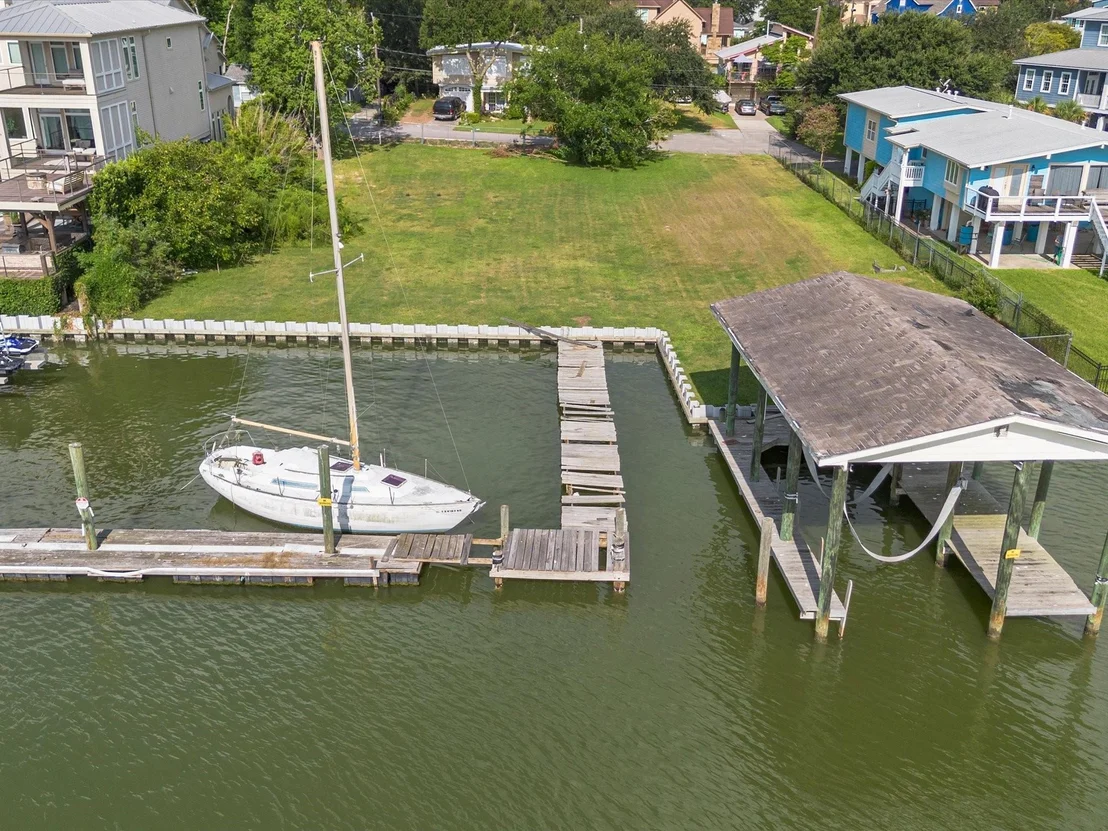 Photo of 203 Blue Point Road
