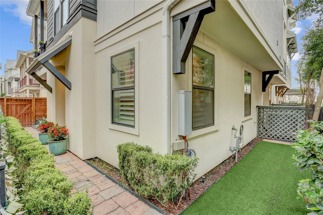 Photo of 3225 Maxroy Street