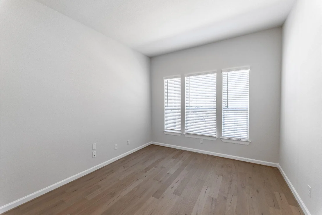 Photo of 710 Woodbinde