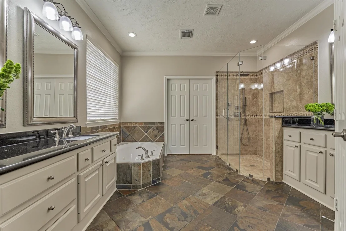 Photo of 170 N Hazelcrest Circle