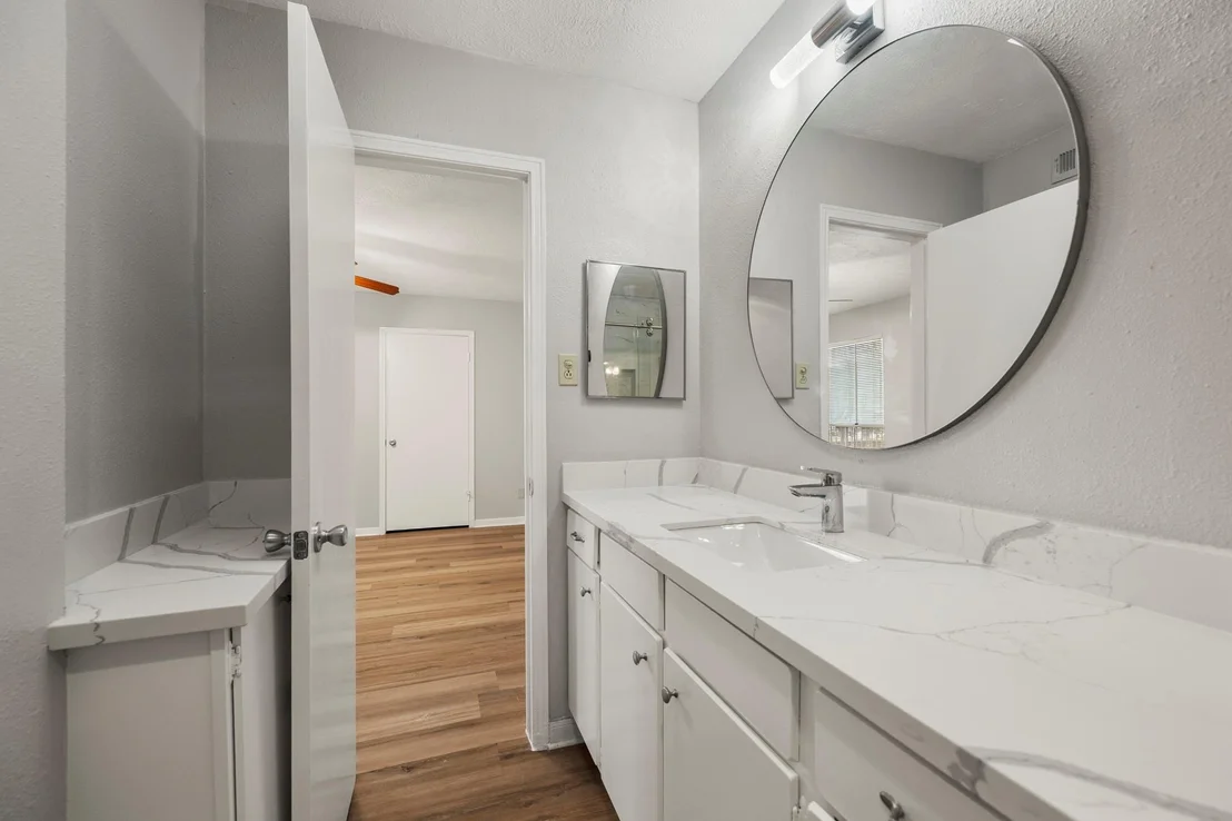 Photo of Unit 75 at 800 Post Oak Boulevard