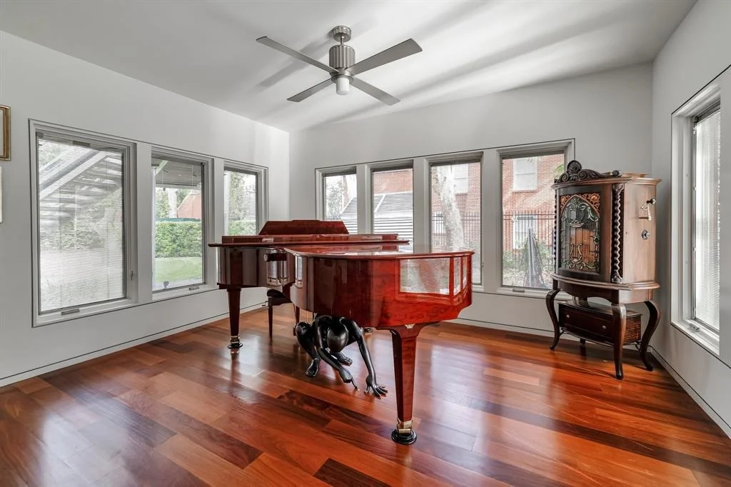 Photo of 2320 Blue Bonnet Boulevard