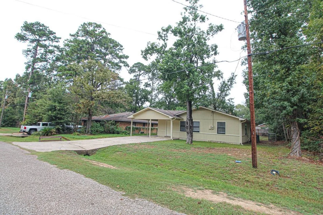Photo of 345 Cherokee Lane