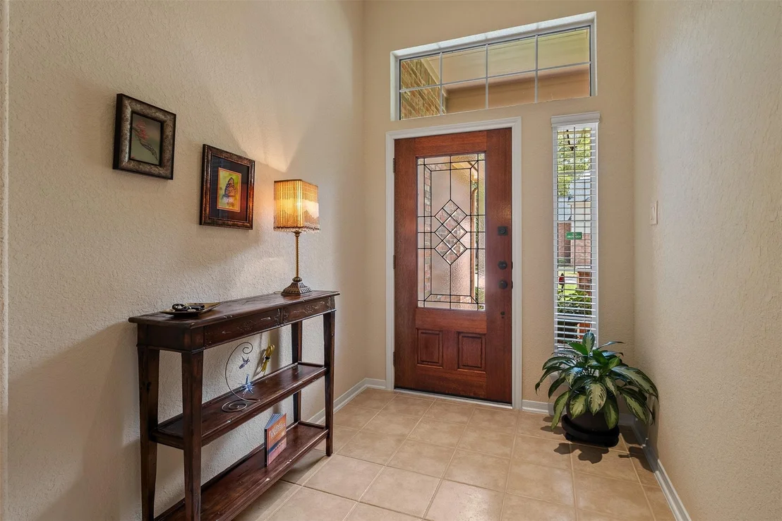 Photo of 122 S Evangeline Oaks Circle