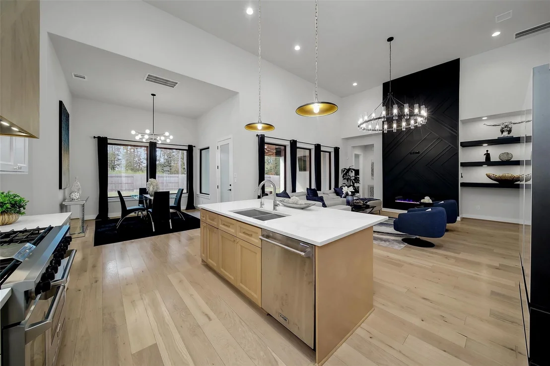 Photo of 16011 Bonjour Boulevard