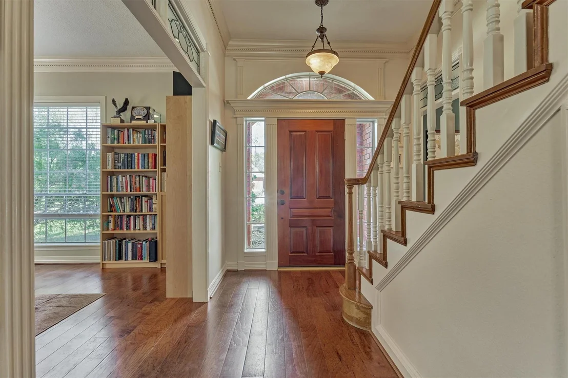 Photo of 115 E Shadowpoint Circle