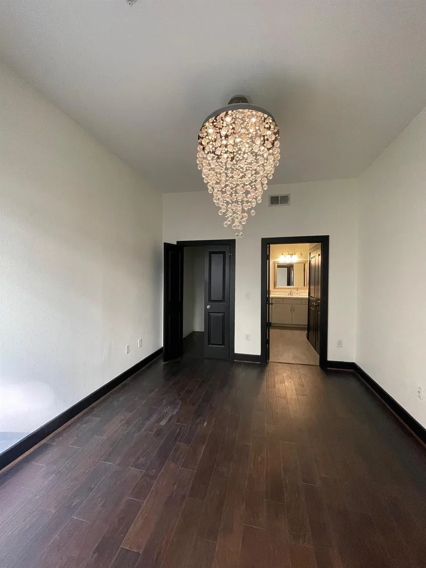 Photo of Unit 1213 at 1901 Post Oak Boulevard