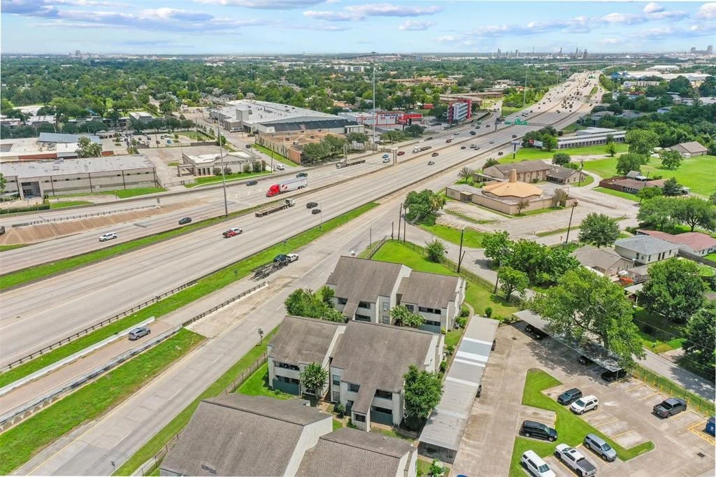 Photo of Unit 1007 at 7313 Gulf Freeway