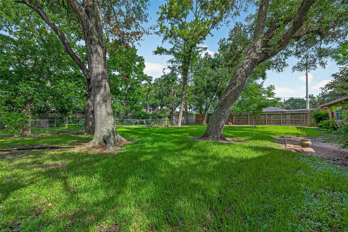 Photo of 2002 Crestwood Drive