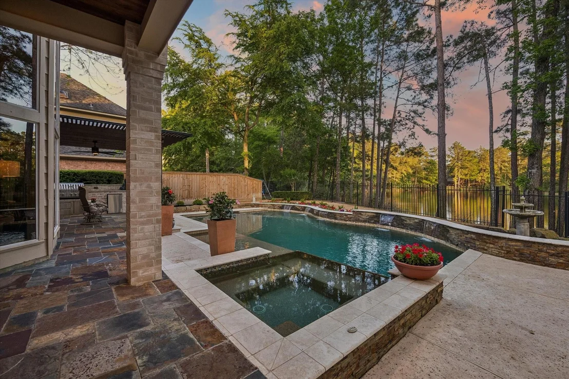 Photo of 6 E Lakemist Circle