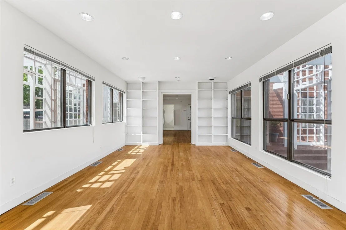 Photo of 2402 Commonwealth Street