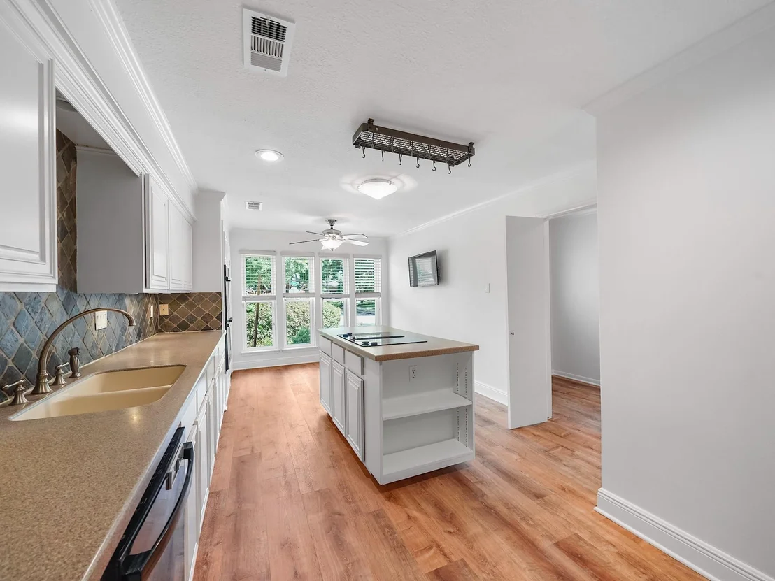 Photo of 910 Enclave Parkway