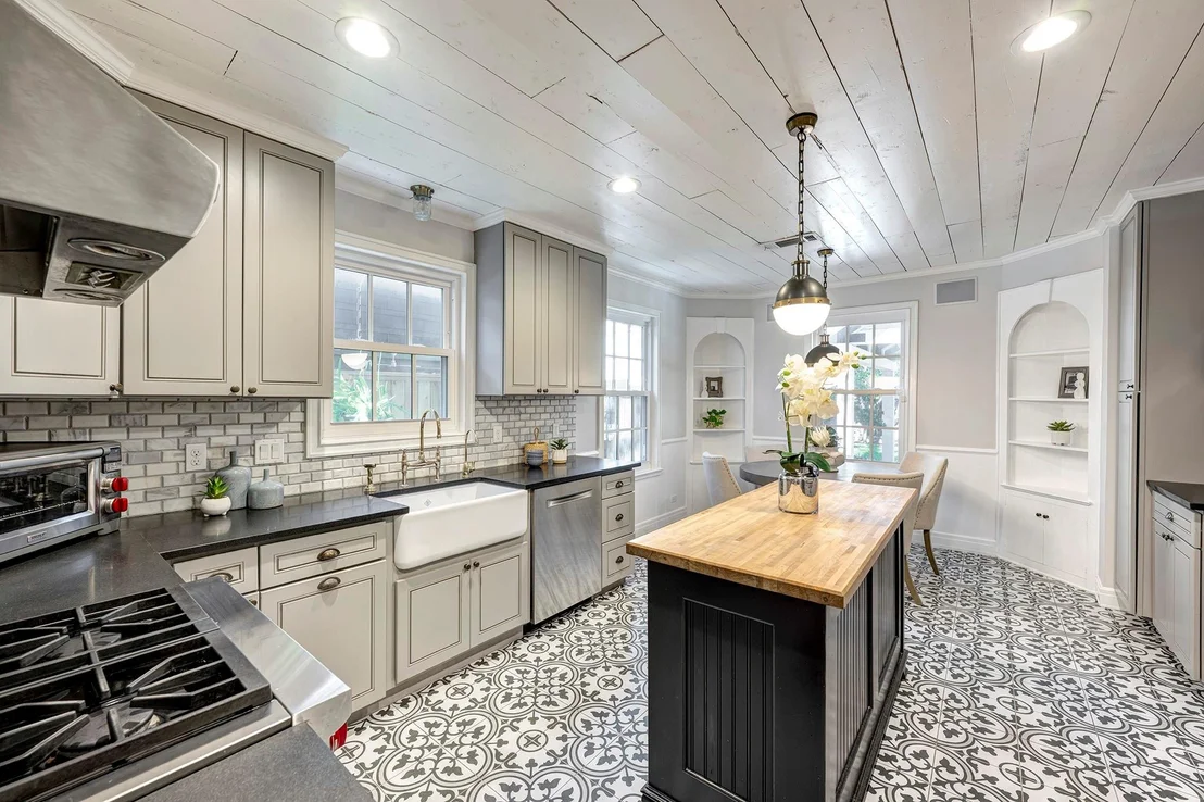 Photo of 2328 Dunstan Road