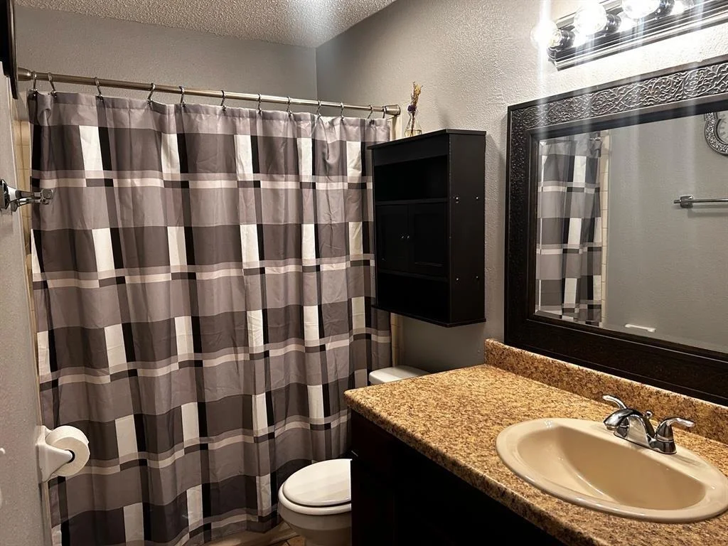 Photo of Unit 8A at 2501 Gulf Freeway