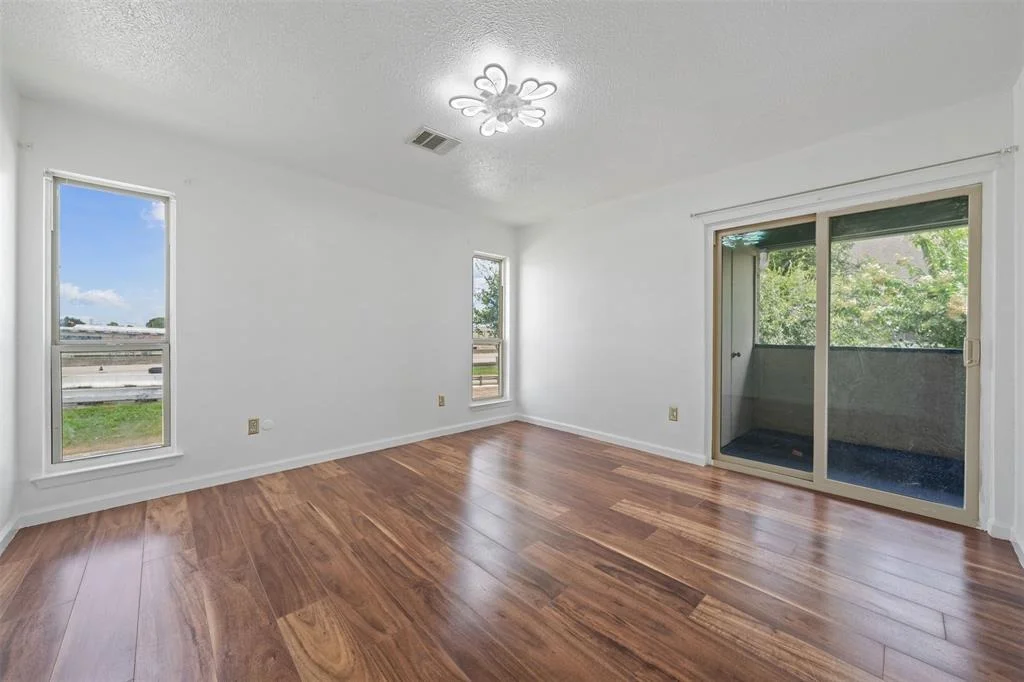 Photo of Unit 1007 at 7313 Gulf Freeway