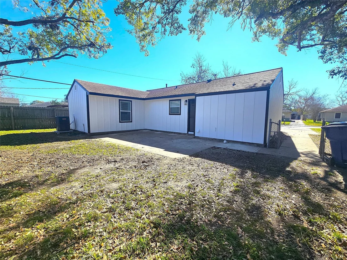 Photo of 1005 Robinhood Lane