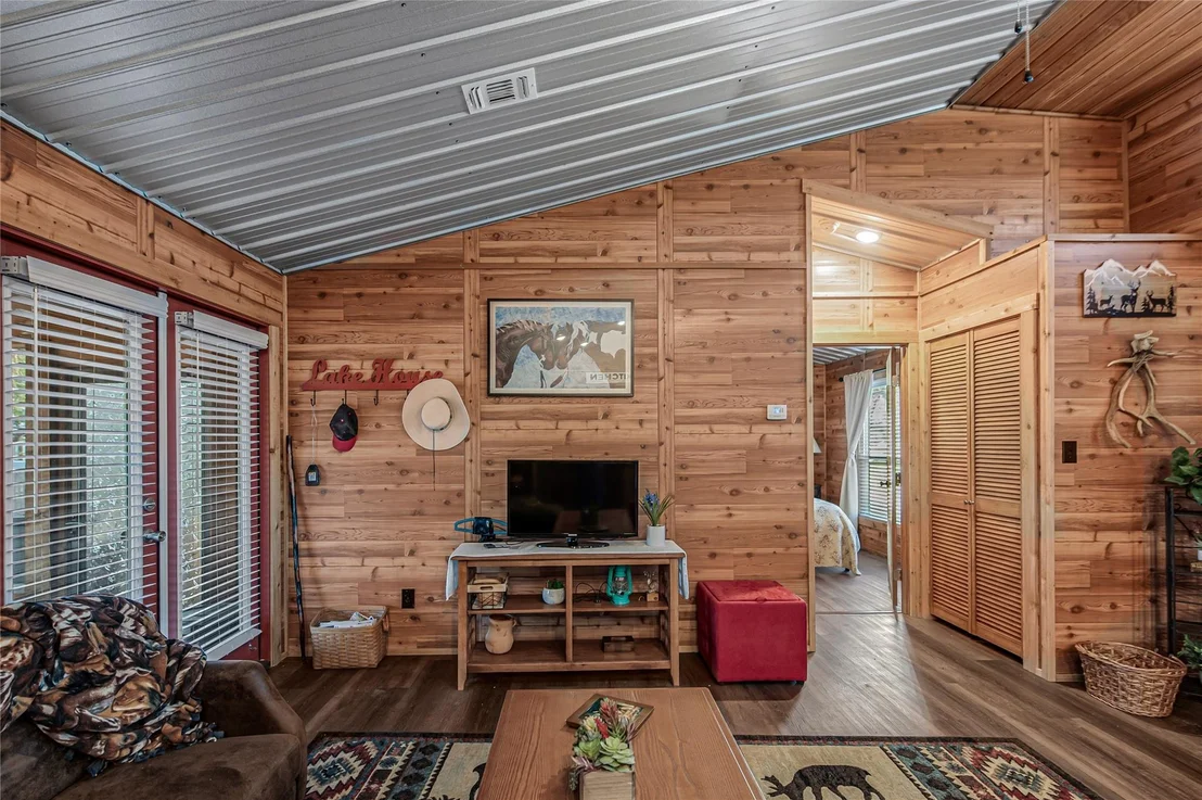 Photo of 515 Lakeview Lane