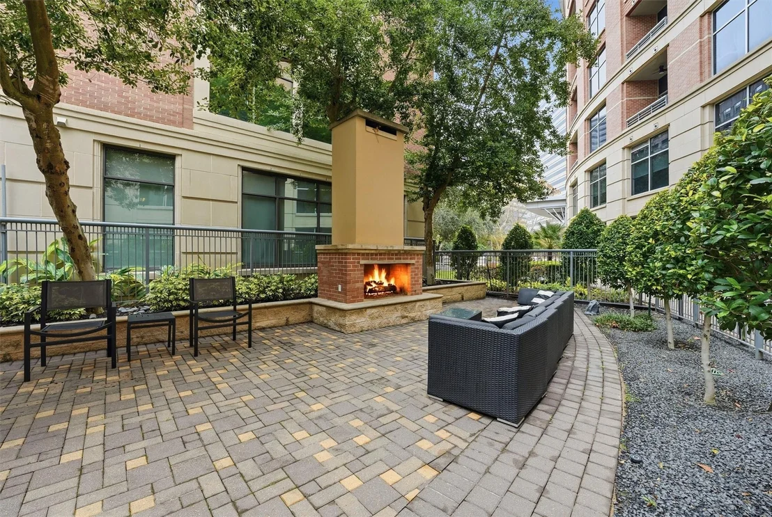 Photo of Unit 4113 at 1901 Post Oak Boulevard