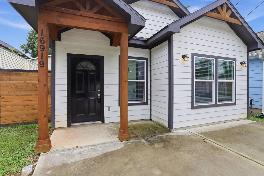 Photo of 16919 Balmoral