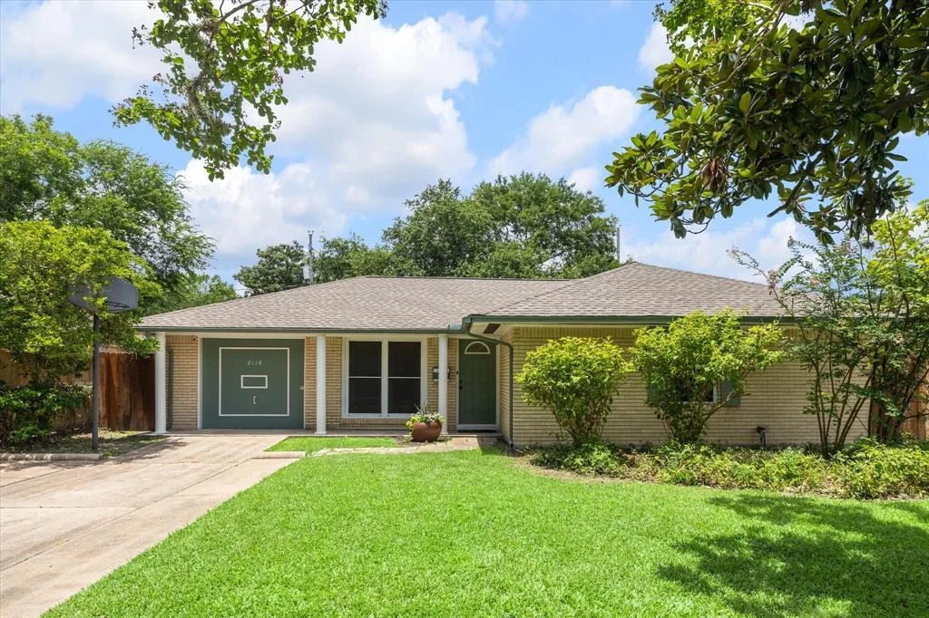 Photo of 2110 Chippendale Road