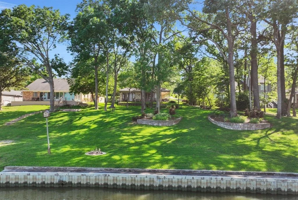 Photo of 251 Lake Oaks Boulevard