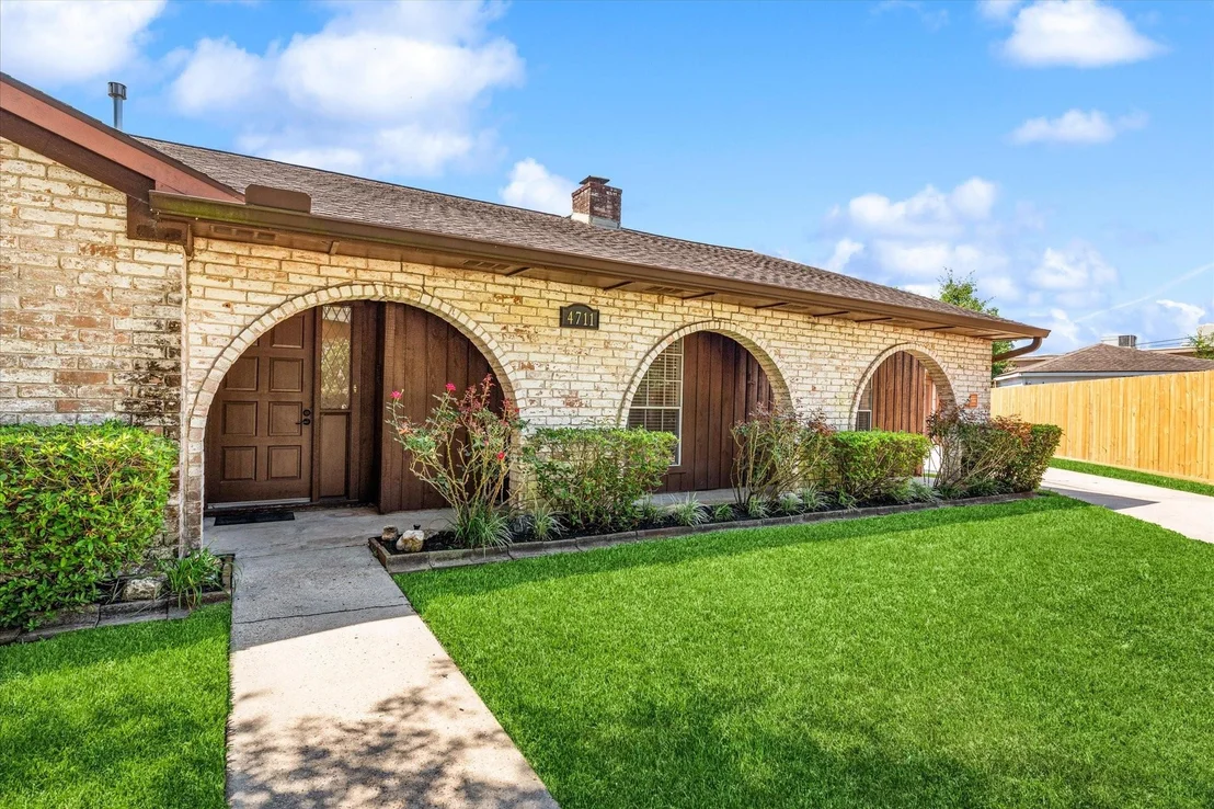 Photo of 4711 Carbrook Court
