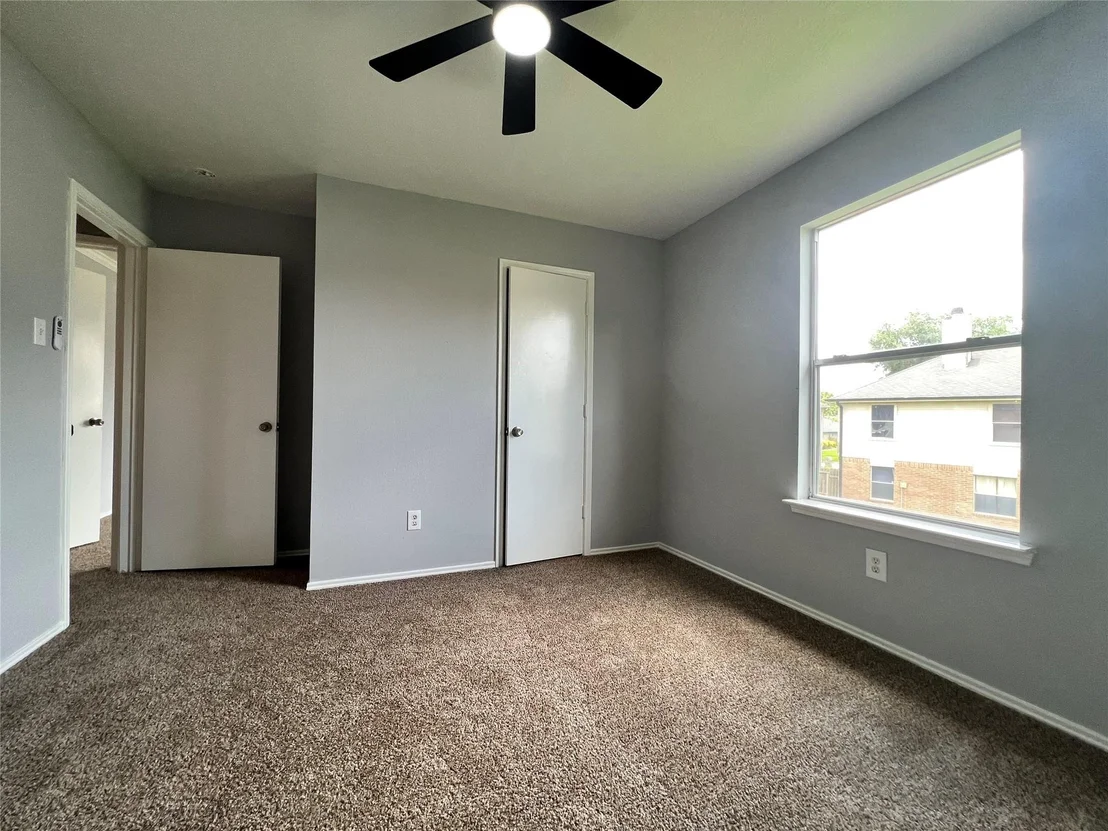 Photo of 919 N Oak Drive