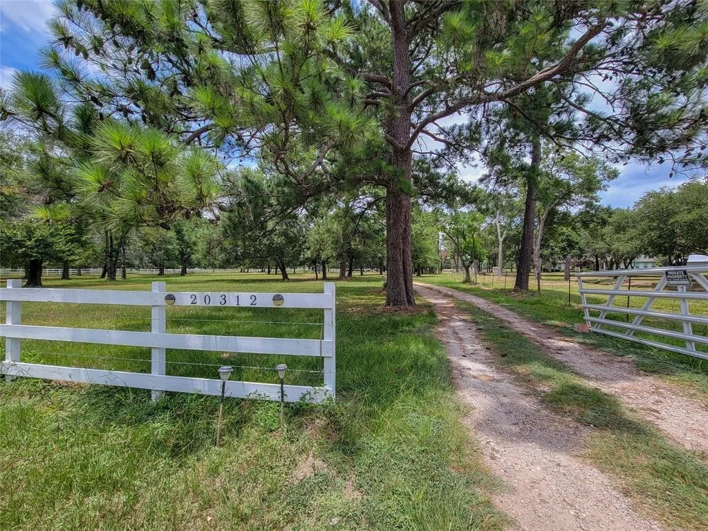 Photo of 20312 Bauer Hockley Road