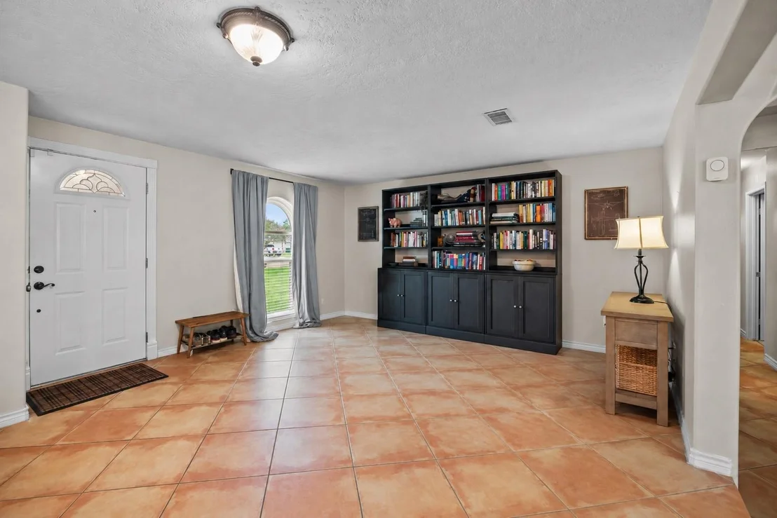 Photo of 16119 La Avenida Drive