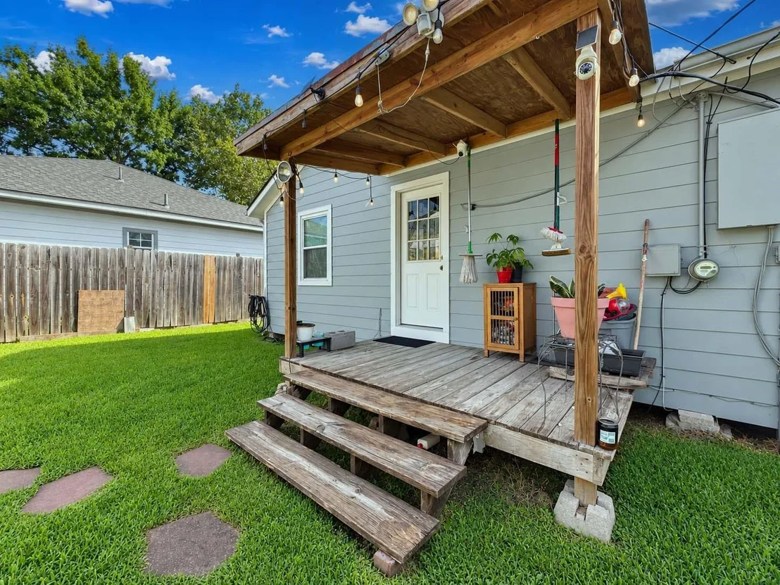 Photo of 828 Robinson Road