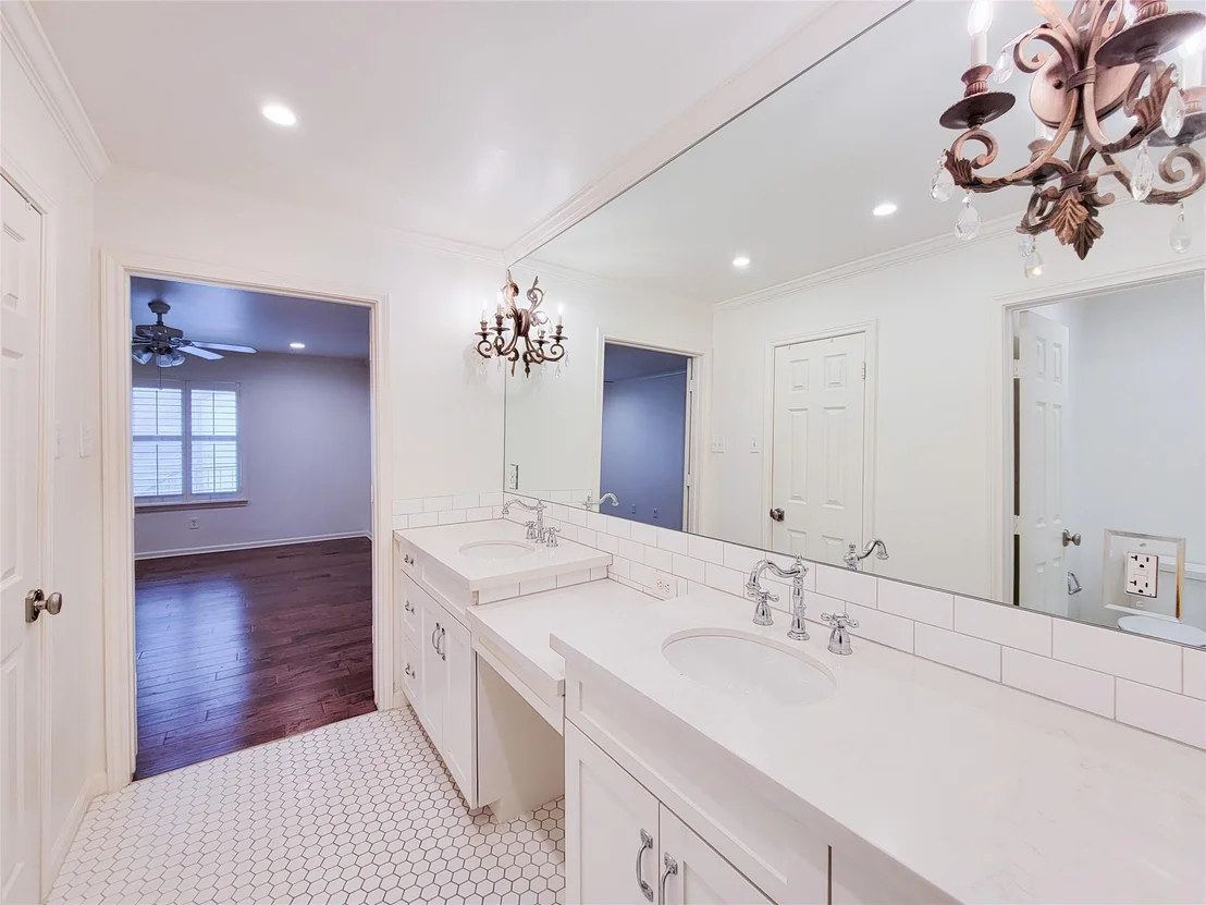 Photo of Unit 111 at 7575 Katy Freeway