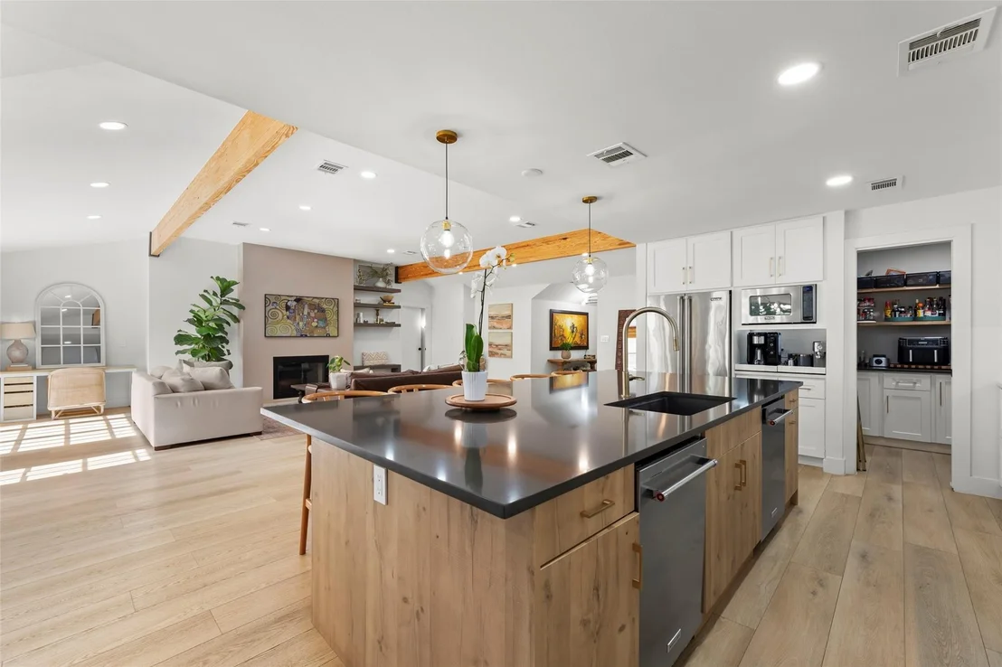 Photo of 802 N Wilcrest Drive