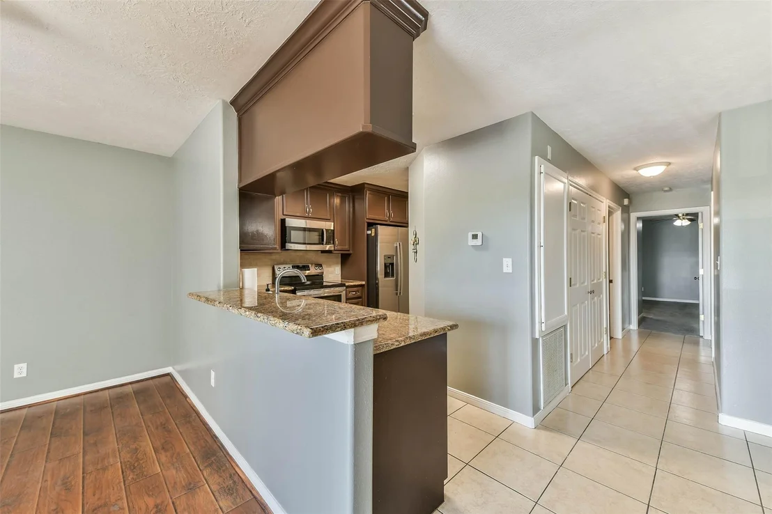 Photo of Unit 243D at 2501 Gulf Freeway