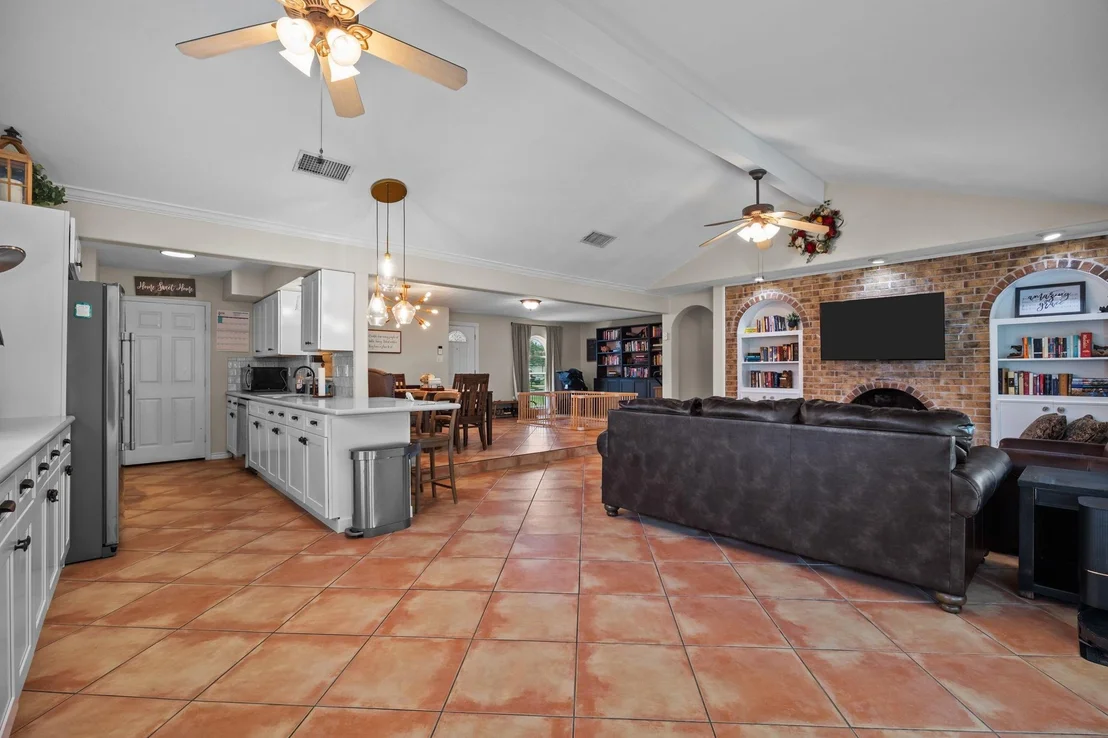 Photo of 16119 La Avenida Drive
