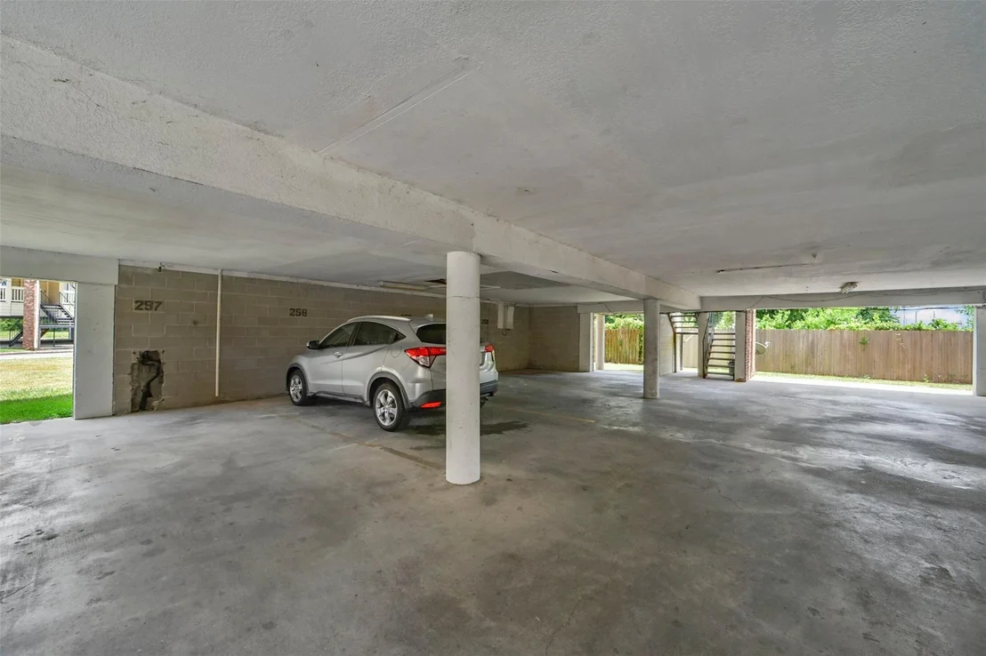 Photo of Unit 258C at 2501 Gulf Freeway